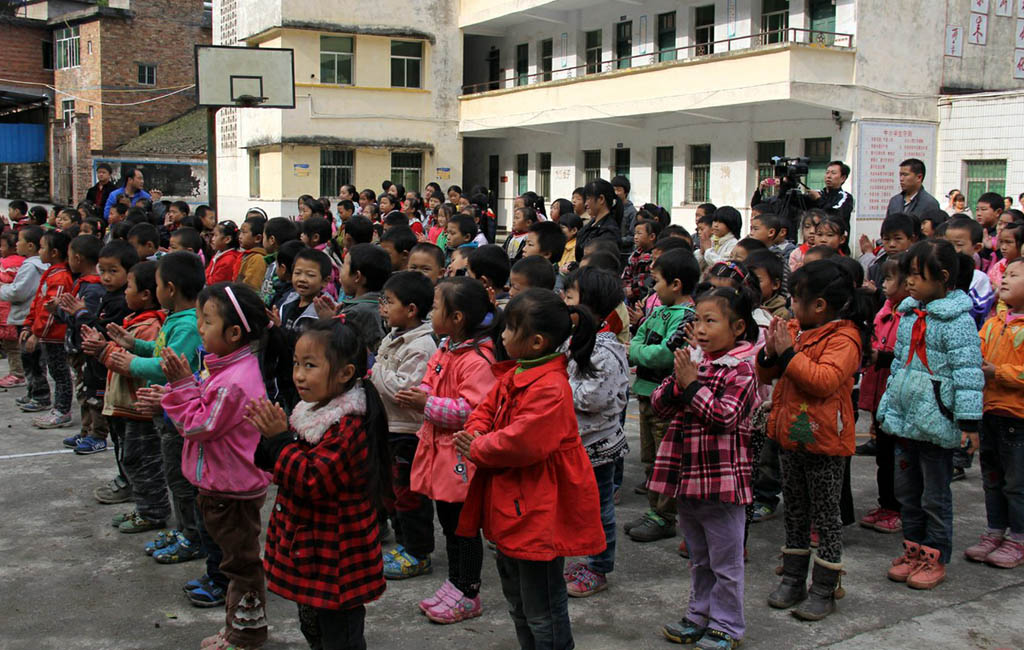 统筹城乡 共建文明——学院在涪陵区大木乡九年制学校开展捐助活动