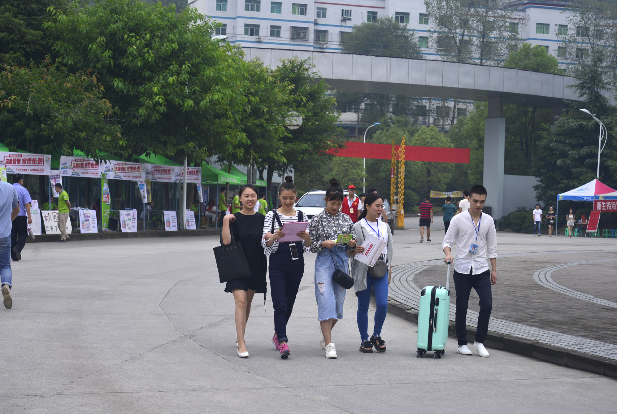 我院喜迎2016级新生入学报到