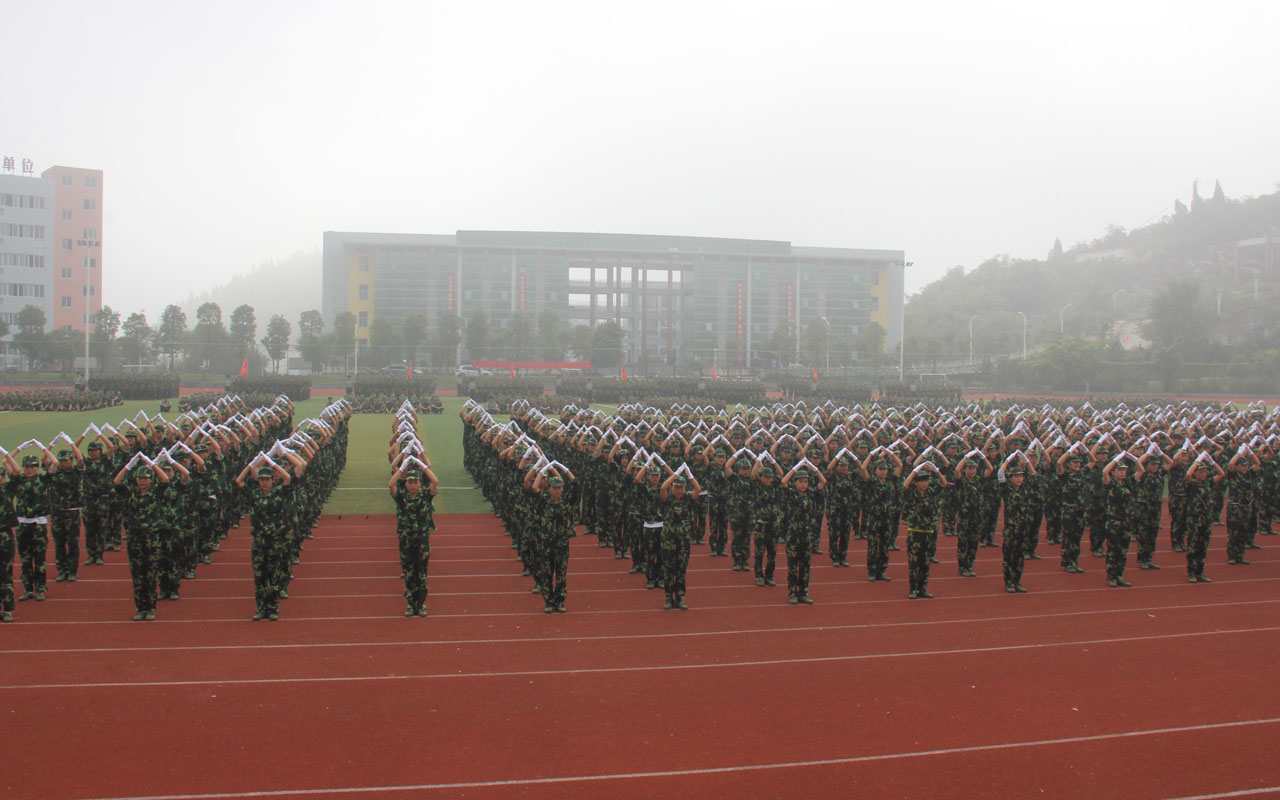 学院2013级新生军训汇报表演暨总结表彰大会隆重举行