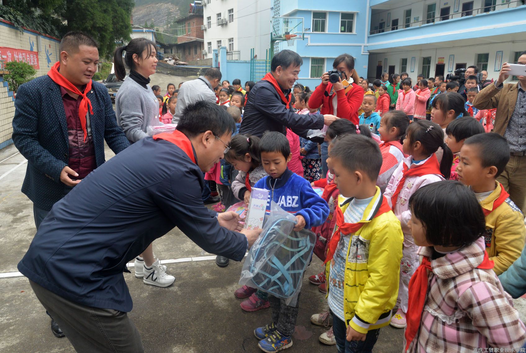 学院再赴涪陵区大木乡九年制学校开展捐资助学活动