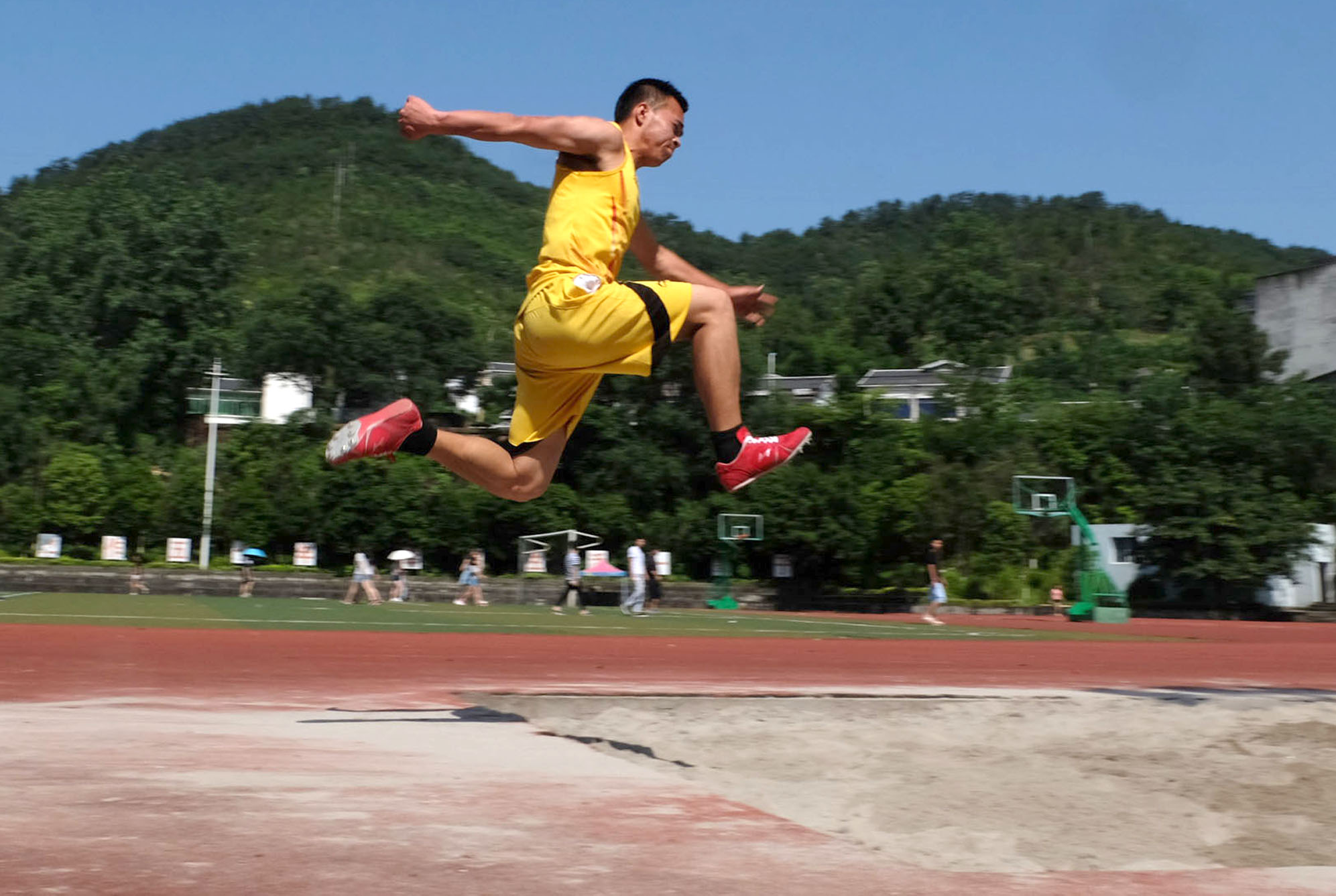 学院第六届田径运动会胜利闭幕