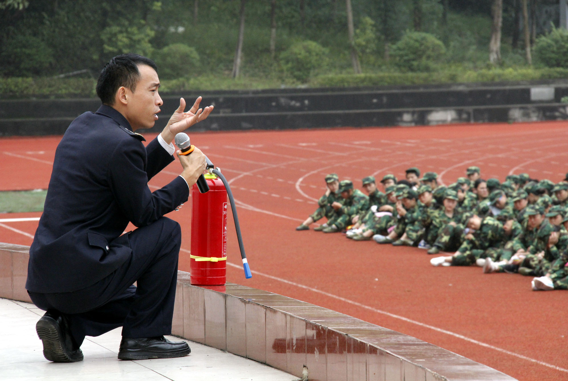 学院举行新生消防知识讲座和应急疏散与灭火技能演练