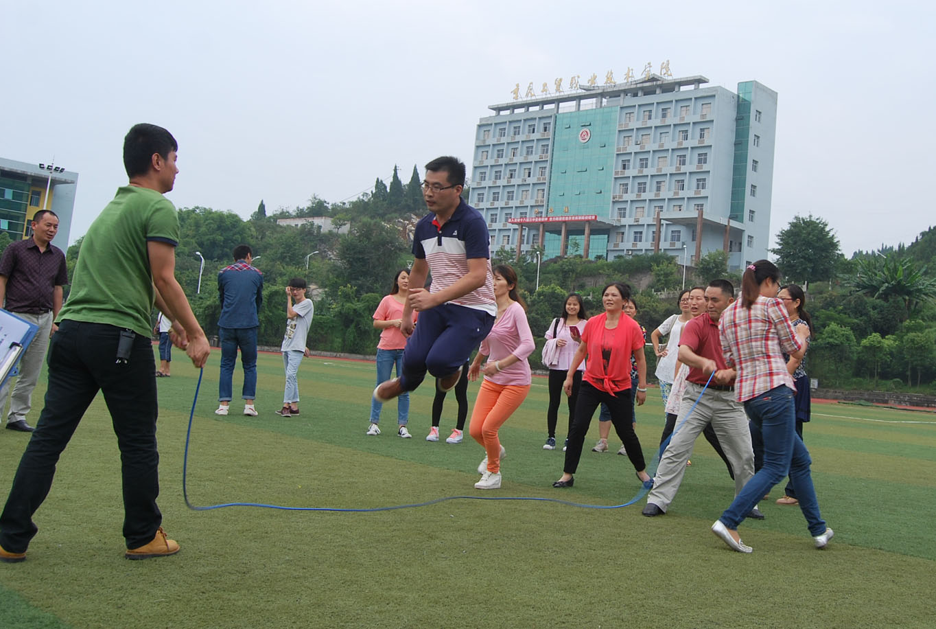 学院举行迎国庆教职工趣味运动会